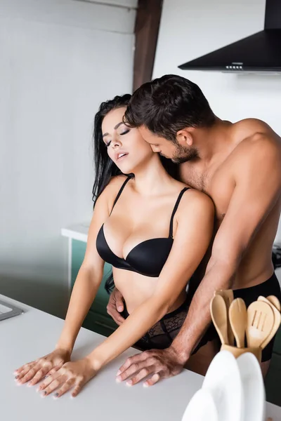 Uomo Muscoloso Senza Camicia Baciare Donna Sensuale Piedi Con Gli — Foto Stock