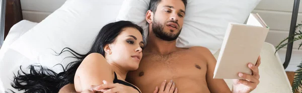 Shirtless Man Brunette Girlfriend Reading Book While Lying Bed Banner — Stock Photo, Image
