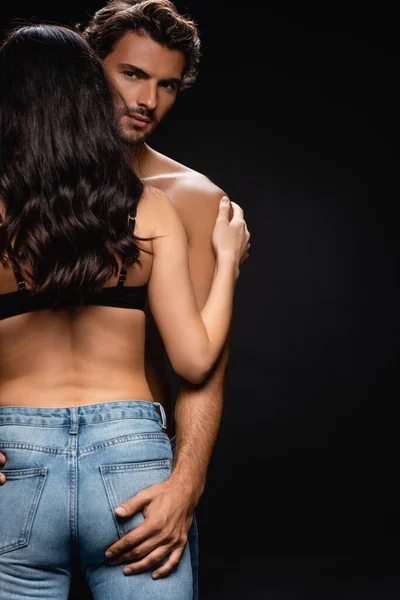 Skjorta Man Tittar Kameran Samtidigt Röra Skinkor Sexig Kvinna Jeans — Stockfoto