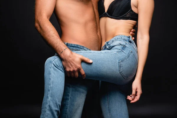 Partiell Syn Tröjlös Man Omfamna Kvinna Jeans Och Röra Hennes — Stockfoto