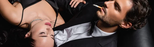 Vista Aérea Homem Elegante Com Cigarro Perto Mulher Sexy Com — Fotografia de Stock