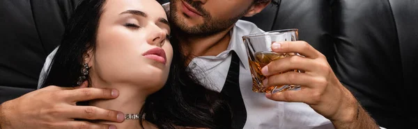 Man Som Håller Glas Whisky Medan Krama Halsen Sensuell Kvinna — Stockfoto