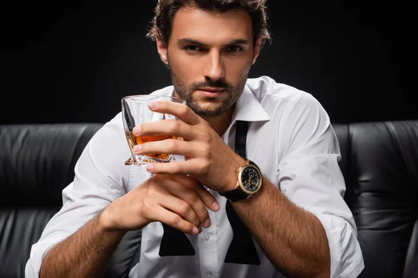 Hombre Con Vaso Whisky Camisa Blanca Corbata Desatada Mirando Cámara — Foto de Stock