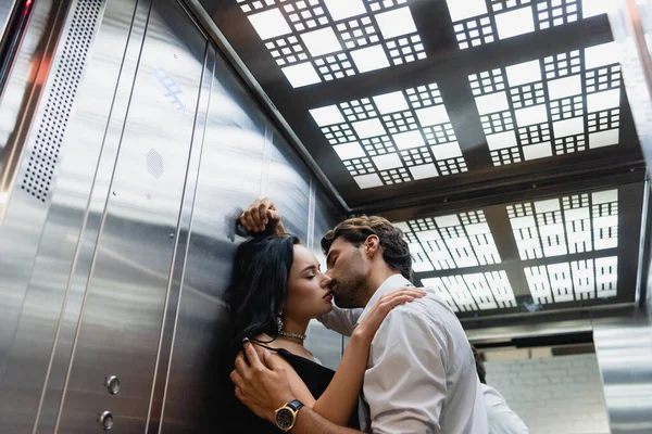 Jong Elegant Paar Zoenen Lift Met Gesloten Ogen — Stockfoto