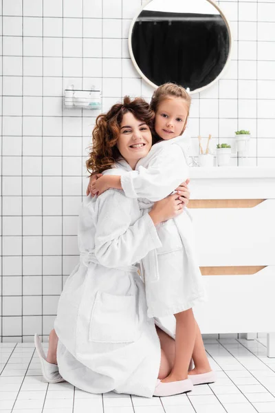 Filha Mãe Roupões Banho Abraçando Banheiro — Fotografia de Stock