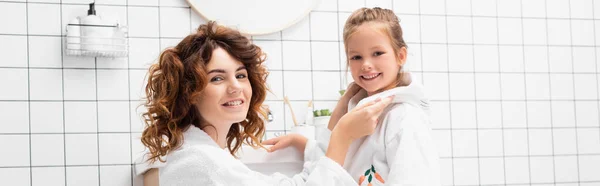 Smiling Kid Bathrobe Standing Mother Bathroom Banner — Stock Photo, Image