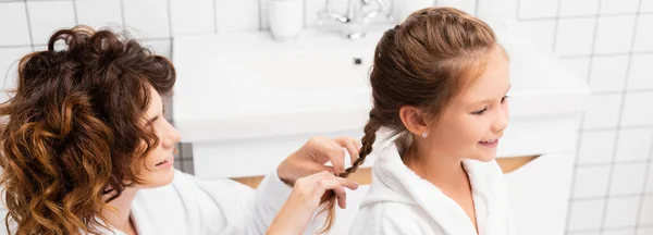 Mère Souriante Tissant Les Cheveux Enfant Peignoir Dans Salle Bain — Photo