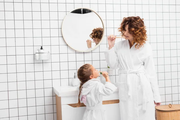 Criança Mãe Escovando Dentes Perto Pia Espelho Banheiro — Fotografia de Stock