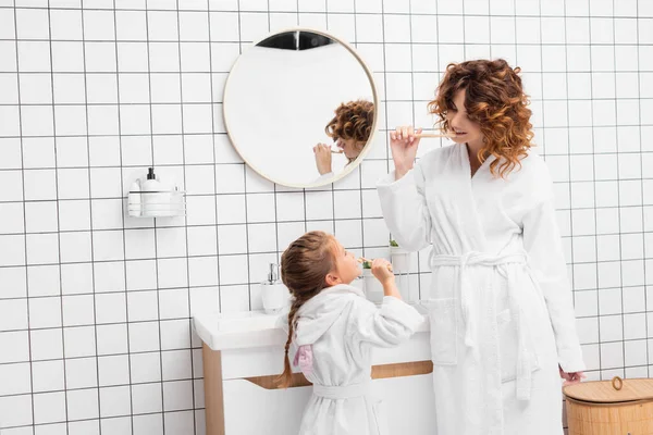 Kind Und Mutter Beim Zähneputzen Neben Waschbecken Und Spiegel Badezimmer — Stockfoto