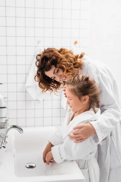 Cheerful Mother Embracing Child Sink Bathroom — Stock Photo, Image