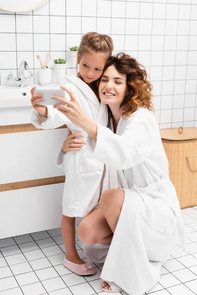 Sorrindo Mãe Criança Tomando Selfie Com Smartphone Banheiro — Fotografia de Stock