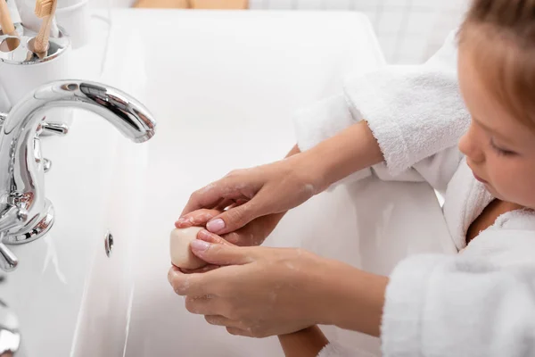 Madre Hija Lavándose Las Manos Cerca Del Lavabo Baño —  Fotos de Stock