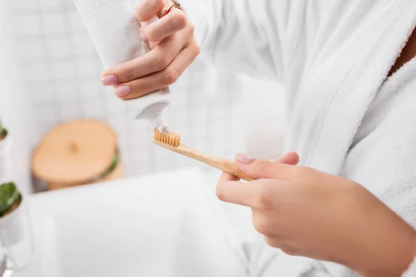 Vista Recortada Mujer Aplicando Pasta Dientes Cepillo Dientes Baño — Foto de Stock