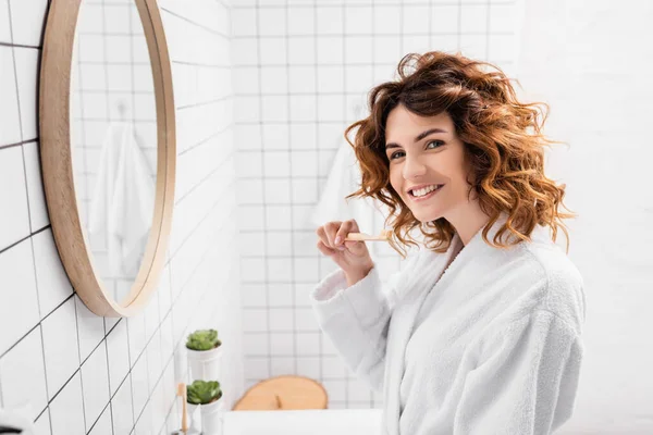 Sorrindo Mulher Segurando Escova Dentes Perto Espelho Olhando Para Câmera — Fotografia de Stock