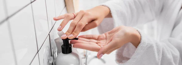 Gewassen Weergave Van Vrouw Badjas Aanbrengen Van Cosmetische Crème Badkamer — Stockfoto