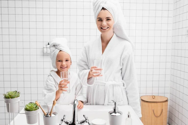 Madre Hija Positivas Sosteniendo Vasos Agua Baño — Foto de Stock