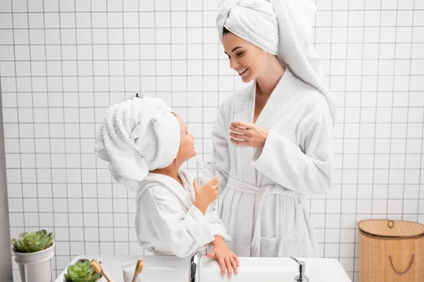 Mutter Und Tochter Halten Wassergläser Modernen Badezimmer — Stockfoto