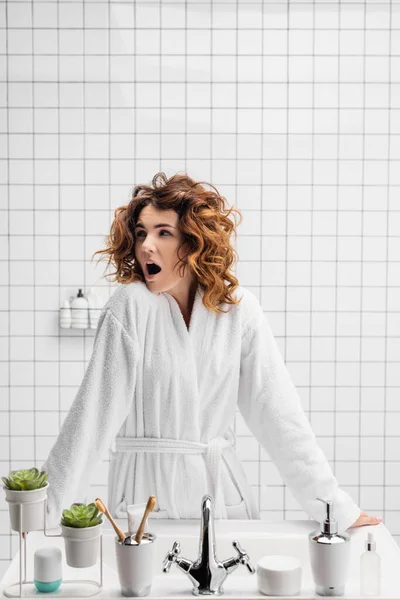 Mujer Rizada Albornoz Bostezando Baño Moderno —  Fotos de Stock