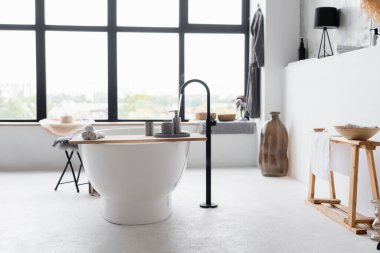 Küveti ve penceresi olan modern banyo. 