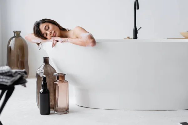 Brunette Woman Relaxing Closed Eyes Bathtub Home — Stock Photo, Image