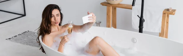 Kvinna Med Glas Champagne Tar Selfie Med Smartphone Badkar Banner — Stockfoto