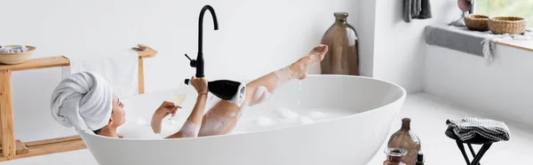 Woman Towel Head Pouring Champagne Bathtub Banner — Stock Photo, Image