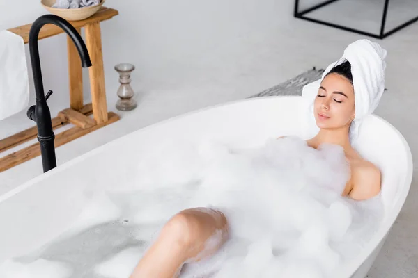 Woman Relaxing Closed Eyes Modern Bathtub — Stock Photo, Image