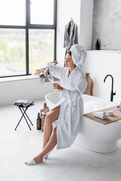 Femme Versant Champagne Près Baignoire Dans Salle Bain Moderne — Photo