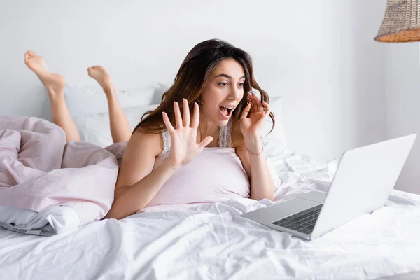 Veselá Žena Video Chat Notebooku Rozmazané Popředí Ložnici — Stock fotografie