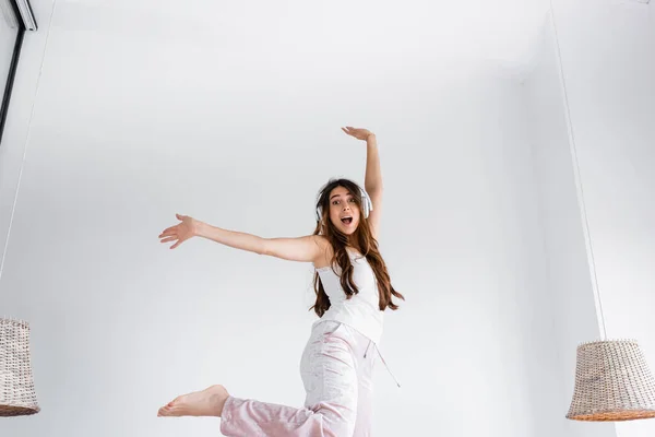 Excited Woman Headphones Pajama Looking Camera Bedroom — Stock Photo, Image