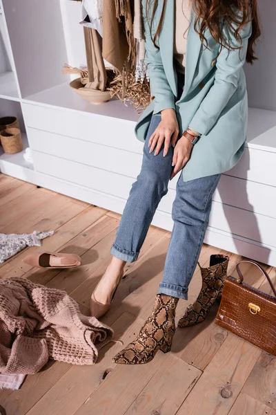 Vista Ritagliata Della Donna Che Sceglie Scarpe Nell Armadio — Foto Stock