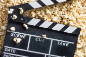 shora pohled na clapperboard na slaný popcorn, kino koncept
