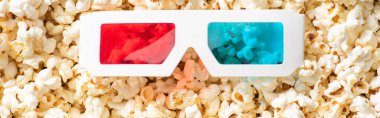 Dağınık patlamış mısır, afiş, sinema konsepti üzerine 3D gözlük üst görünümü