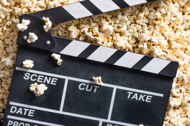 Tuzlu patlamış mısır ve sinema konseptinin en üst görüntüsü