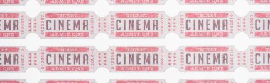 Beyaz pankartta sinema biletlerinin üst görüntüsü