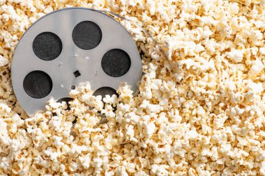 Lezzetli patlamış mısır, sinema konsepti üzerine film makarası.