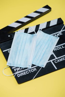 Sarı pano ve tıbbi maskeler, sinema konsepti.