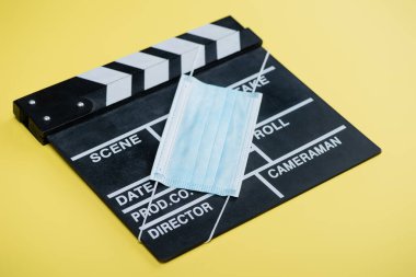 Sarı panoda tıbbi maske, sinema konsepti.