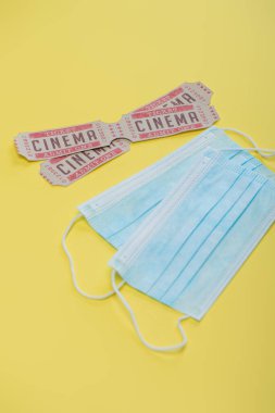 Sinema biletleri sarı maskeli, sinema konsepti