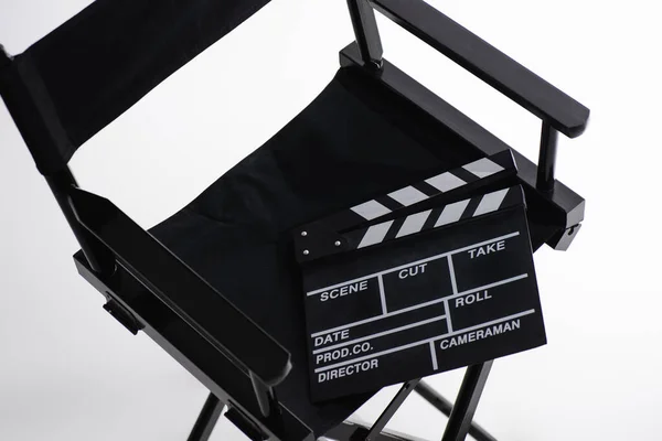 Άποψη Υψηλής Γωνίας Του Clapperboard Καρέκλα Σκηνοθέτη Λευκό Κινηματογράφος Έννοια — Φωτογραφία Αρχείου