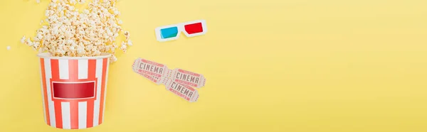 Top View Szemüveg Mozijegyek Vödör Popcorn Sárga Banner — Stock Fotó