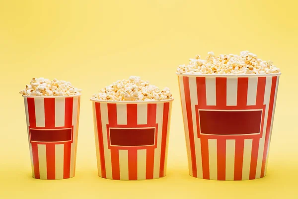 Große Mittlere Und Kleine Eimer Popcorn Auf Gelbem Kinokonzept — Stockfoto