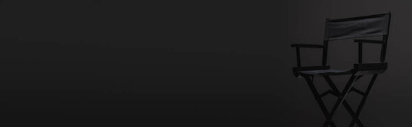 черный стул режиссера изолированы на темно-серый, баннер, киноконцепция