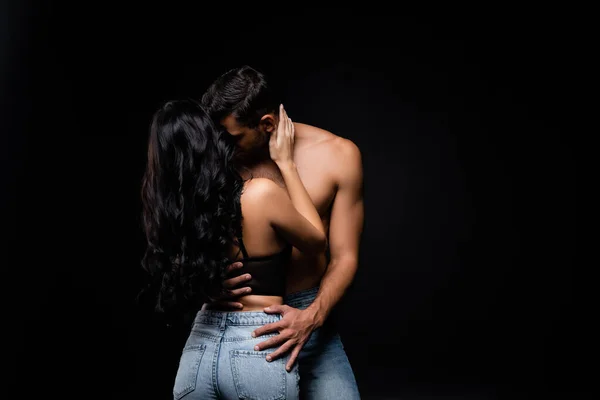 Shirtless Uomo Baciare Bruna Fidanzata Reggiseno Jeans Isolato Nero — Foto Stock
