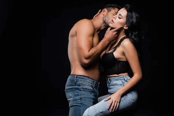 Sexy Uomo Baci Appassionato Ragazza Isolato Nero — Foto Stock