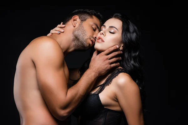Bez Koszuli Mężczyzna Dotykając Szyi Całując Sexy Kobieta Odizolowany Czarny — Zdjęcie stockowe