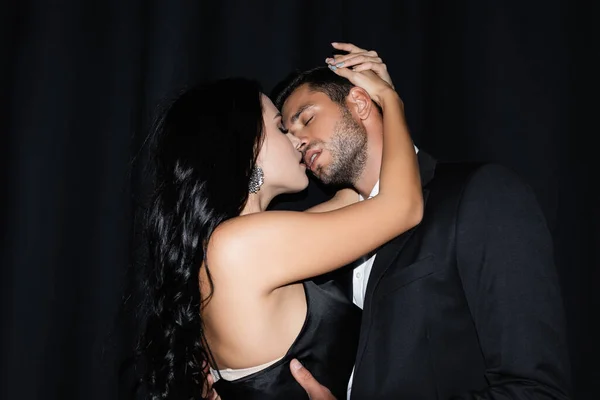 Sexy Pareja Elegante Ropa Besos Aislado Negro — Foto de Stock