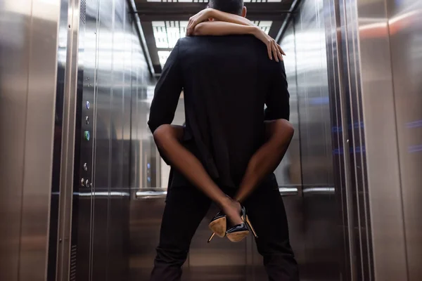 Férfi Öltönyben Tartja Barátnője Magas Sarkú Cipőben Liftben — Stock Fotó
