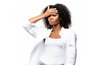 Yorgun Afrikalı Amerikalı kadın baş ağrısından muzdarip. 