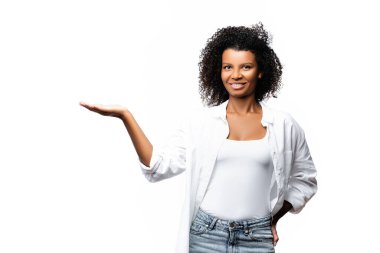 Pozitif Afro-Amerikalı kadın, elleri kalçasında, elleri havada, beyaz tenli. 